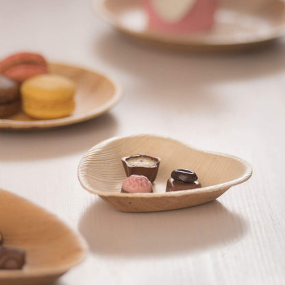 Waipur Platos Hoja de Palma Orgánicos - 25 Platos Desechables en Forma de Corazón - 10 cm - Vajilla Ecológica Premium, Estable, Natural y Biodegradable - Platos Cocktail Elegantes