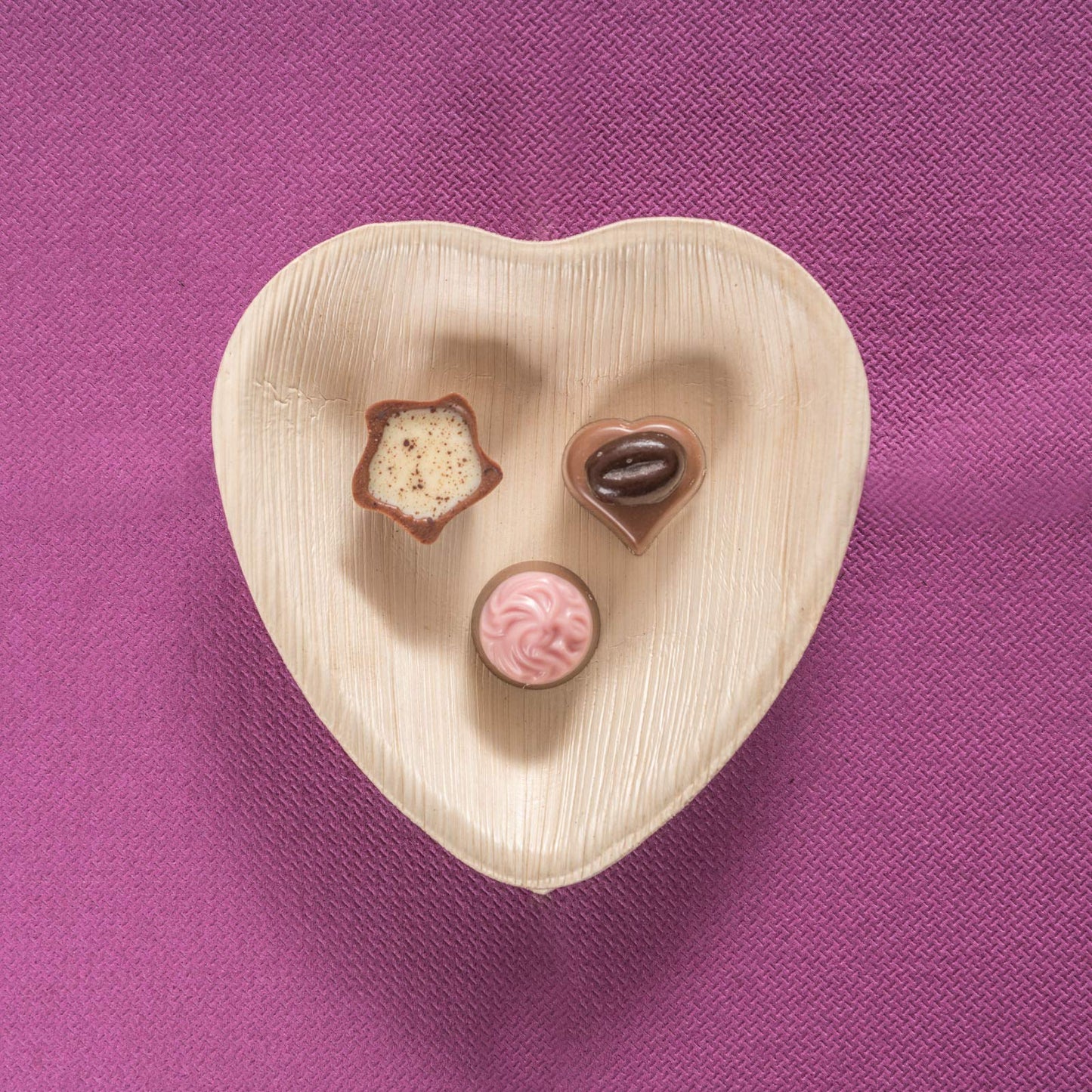 Waipur Platos Hoja de Palma Orgánicos - 25 Platos Desechables en Forma de Corazón - 10 cm - Vajilla Ecológica Premium, Estable, Natural y Biodegradable - Platos Cocktail Elegantes