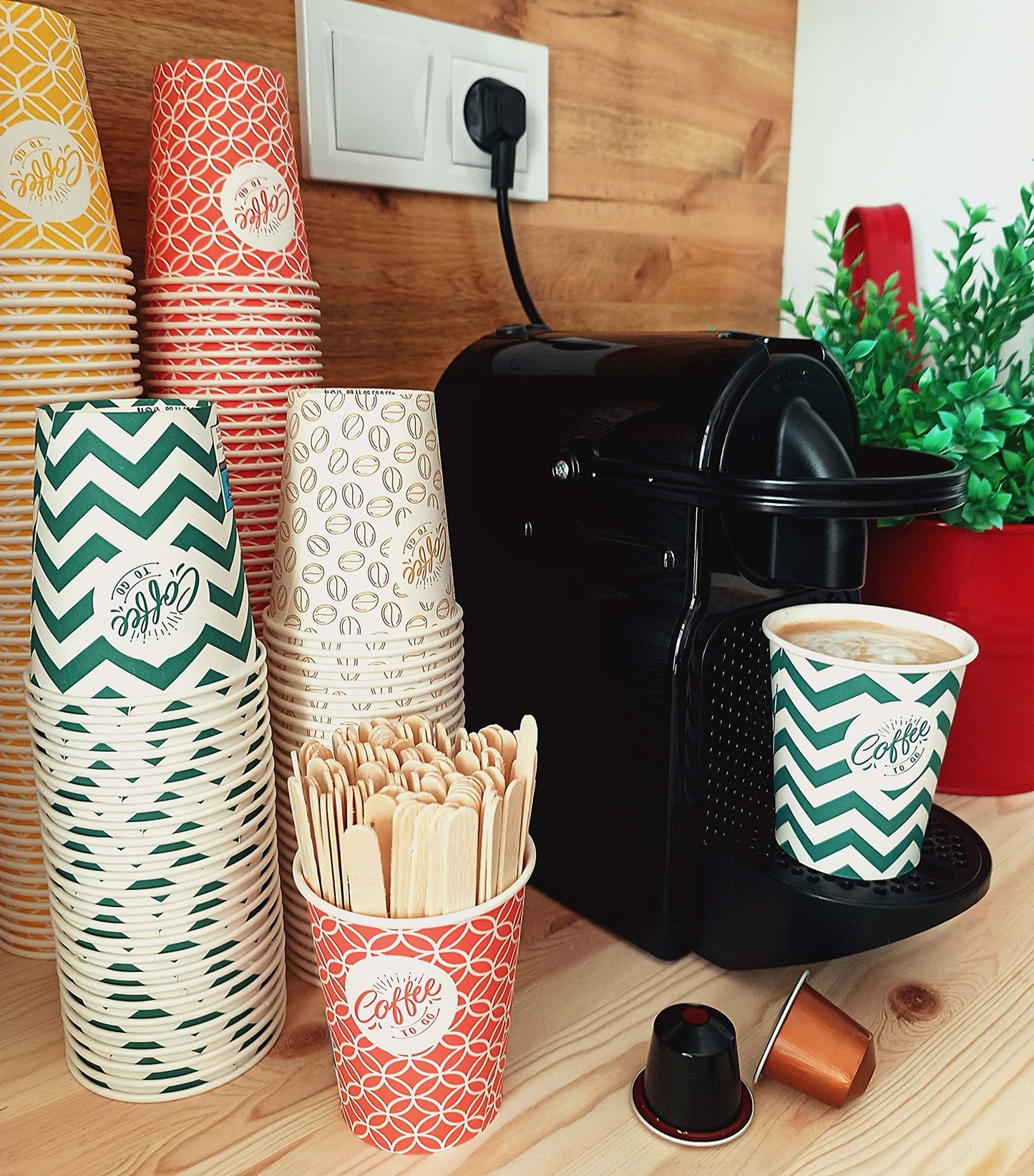 SARA 7 Onsaz,200 Multicolor Vasos de Cartón con Agitadores de Madera,Ecológicos y Desechables,Resistentes Al Calor, Ideales para Café,Té,Cumpleaños,Etc.